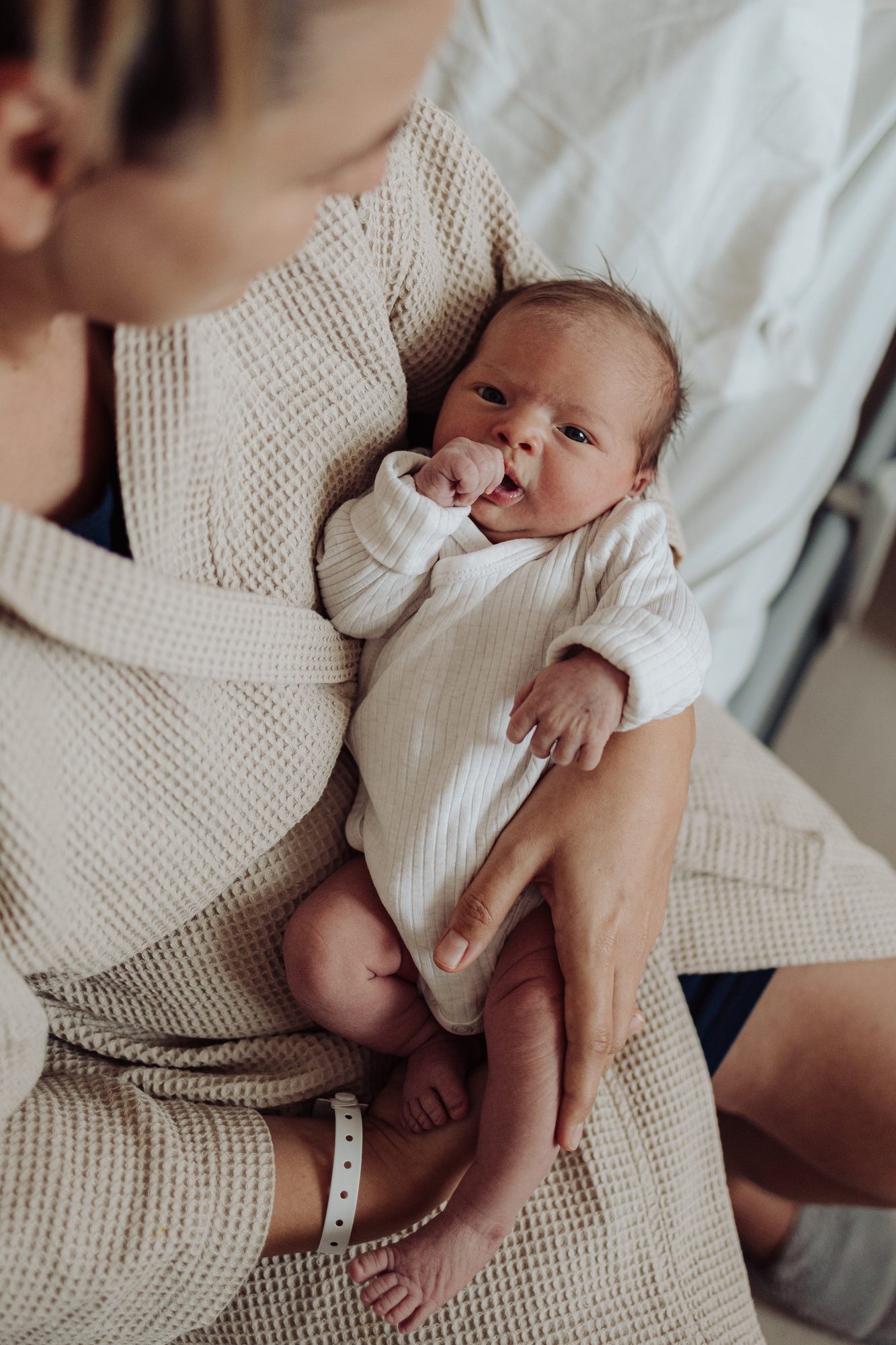 Mama w szlafroku tuli nowo narodzone dziecko w szpitalu